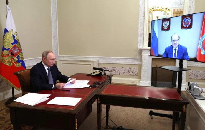 Губернатор Алтайского края Виктор Томенко пообщался с главой государства Владимиром Путиным.